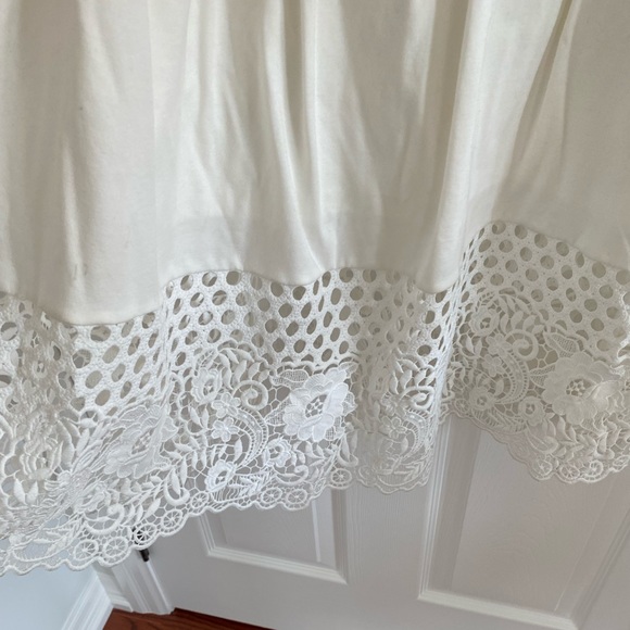 White dress with lace finish - Picture 6 of 8